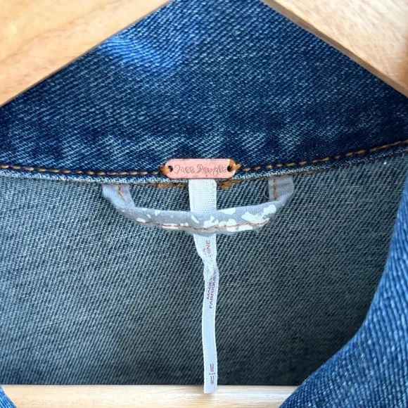 Free People Denim Jacket Medium Wash | Zig-Zag Stitch Detail | Size M 🦋 - Picture 8 of 13